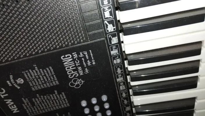 Teclado Yamaha spring T 61 - Foto 4
