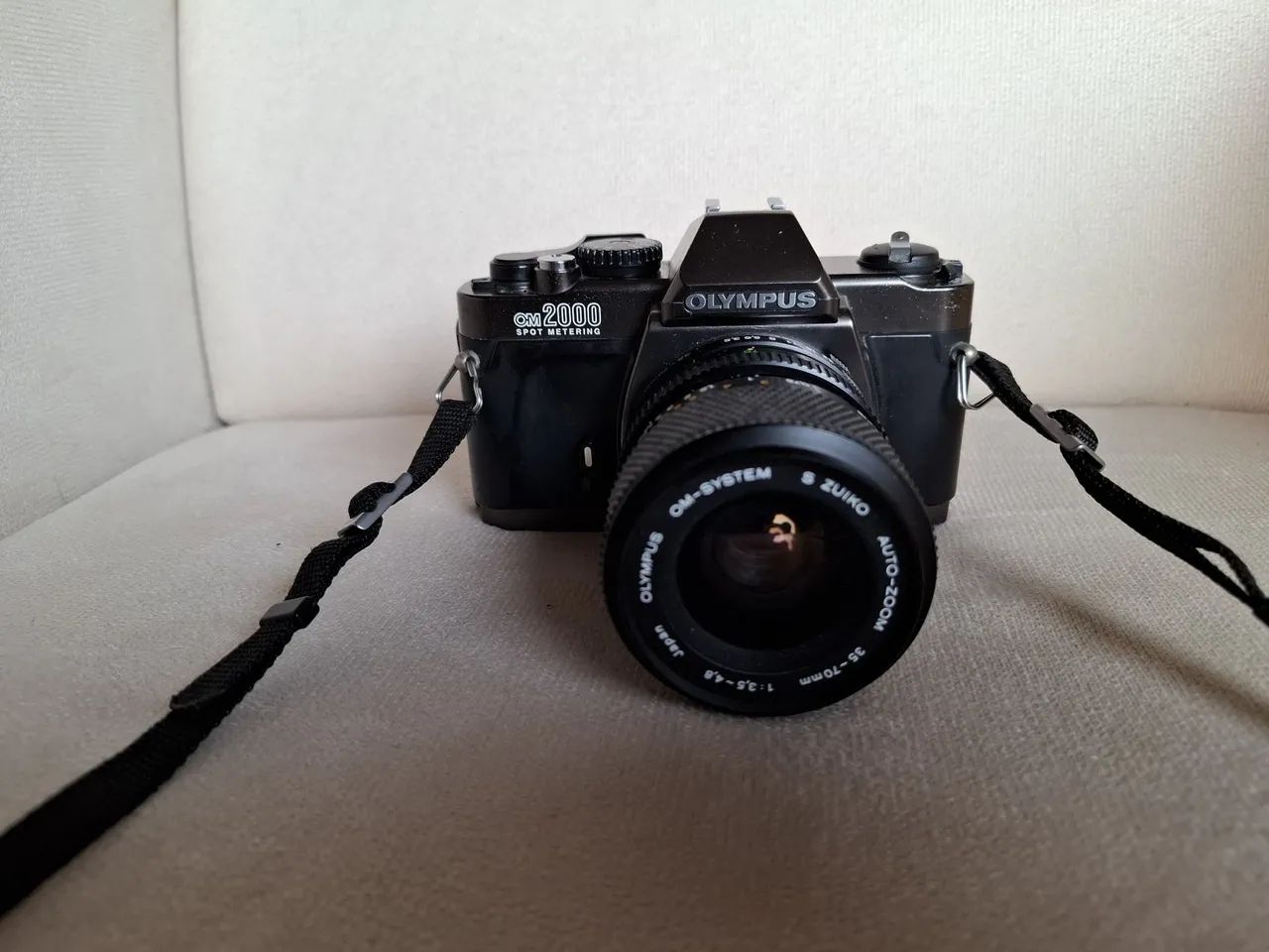 Câmera Analógica Olympus OM2000 com Lente S Zuiko 35-70mm para