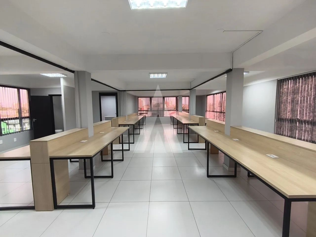 SALA COMERCIAL COM ESPAÇO AMPLO NO CENTRO DE JOINVILLE