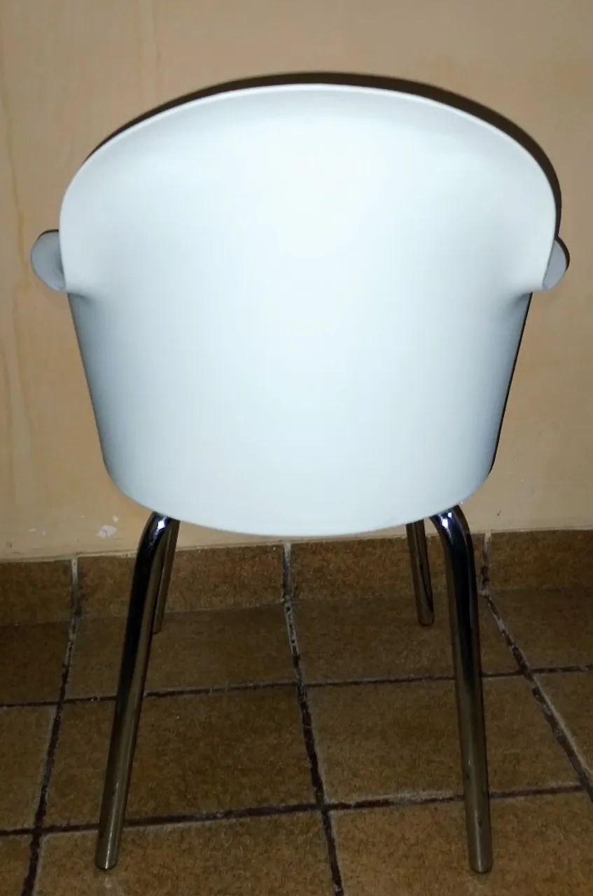 Vendo cadeira branca  - Foto 2