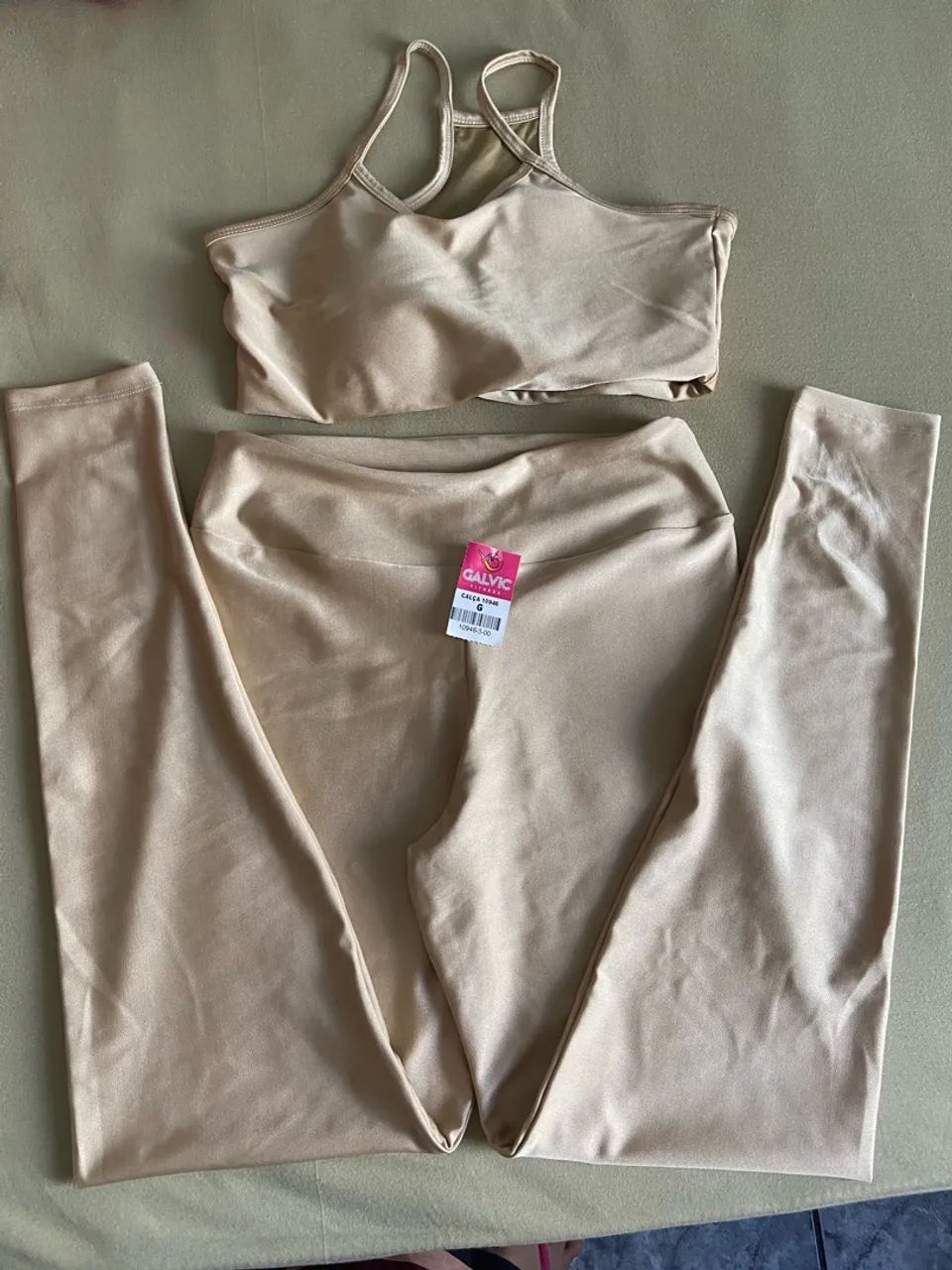 Roupas de academia seminovas
