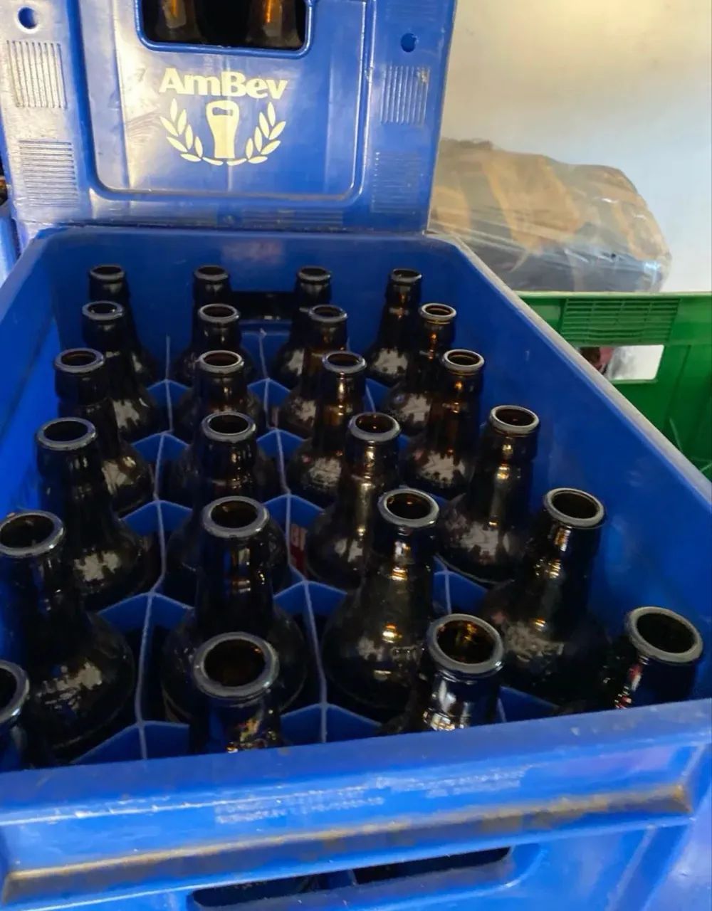Caixa de litrinhos Ambev. Litrinhos e caixa.