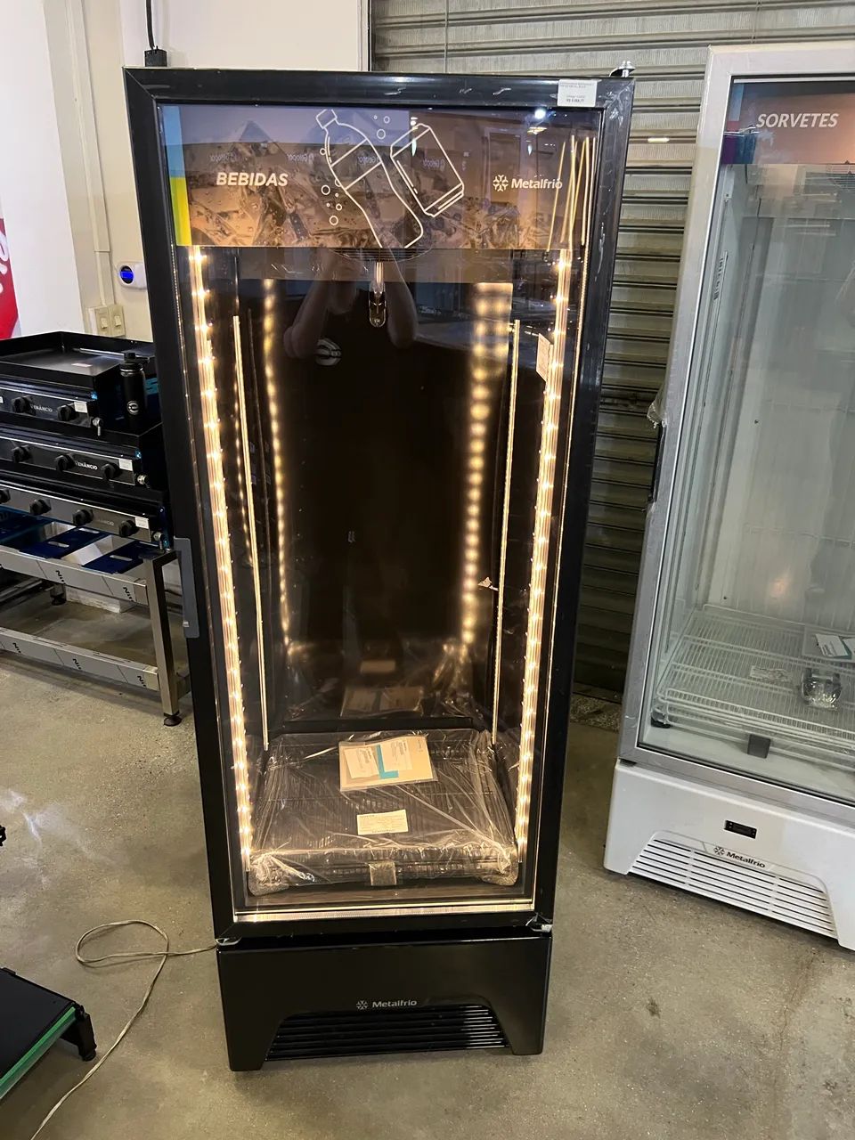 Refrigerador expositor total black Metalfrio - pronta entrega 