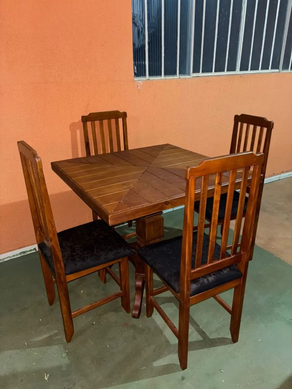Mesa 4 cadeiras de madeira 