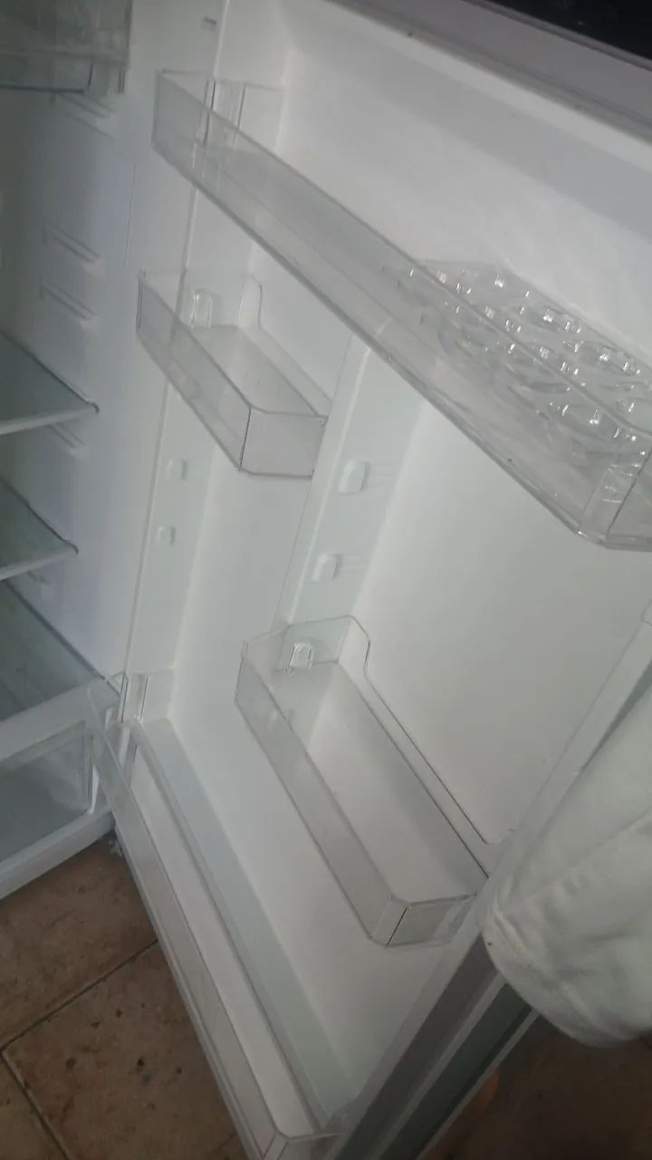 Geladeira mideia semi nova - Foto 4