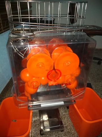 Vendo uma máquina de fazer suco de laranja novinha