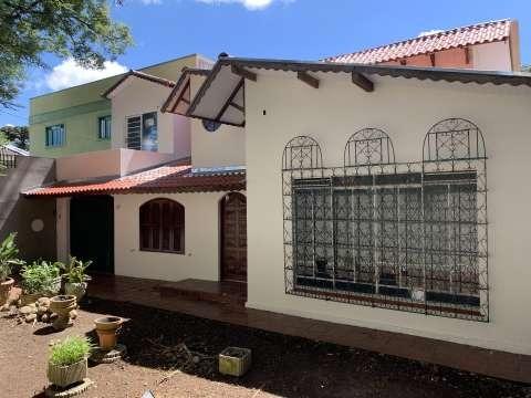 Aluga-se casa direto com o proprietário e com excelente localização!!