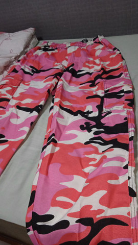 calça cargo camuflada rosa