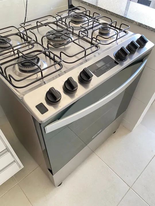 Fogão Brastemp 5 bocas cor inox, com turbo chama e timer touch