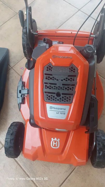 Máquina de cortar grama a gasolina com tração Husqvarna - Foto 4