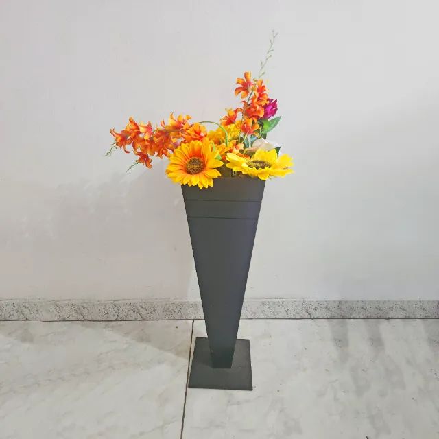 Vaso em MDF preto, com flores artificiais