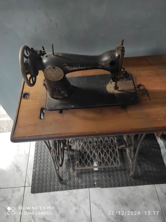 Máquina de costura antiga Singer  - Foto 5
