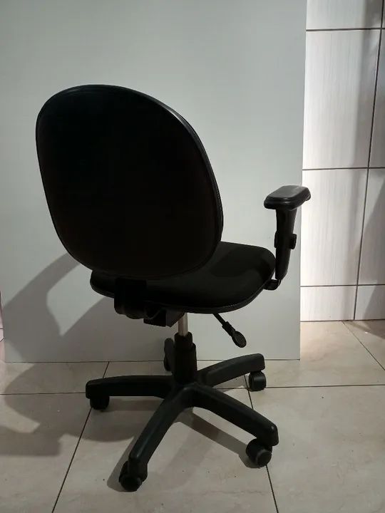 Cadeira de Escritório Giratória Preta semi-nova - Foto 2