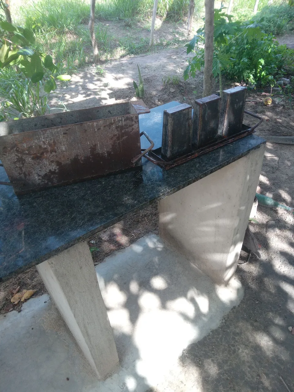 Forma de bloco de 9 por 39 cm cimento, pouco usadas interessado chamar no zap 300 reais