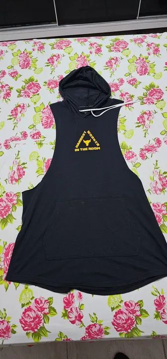 Camiseta Regata com Capuz Under Armour- Hardest Worker