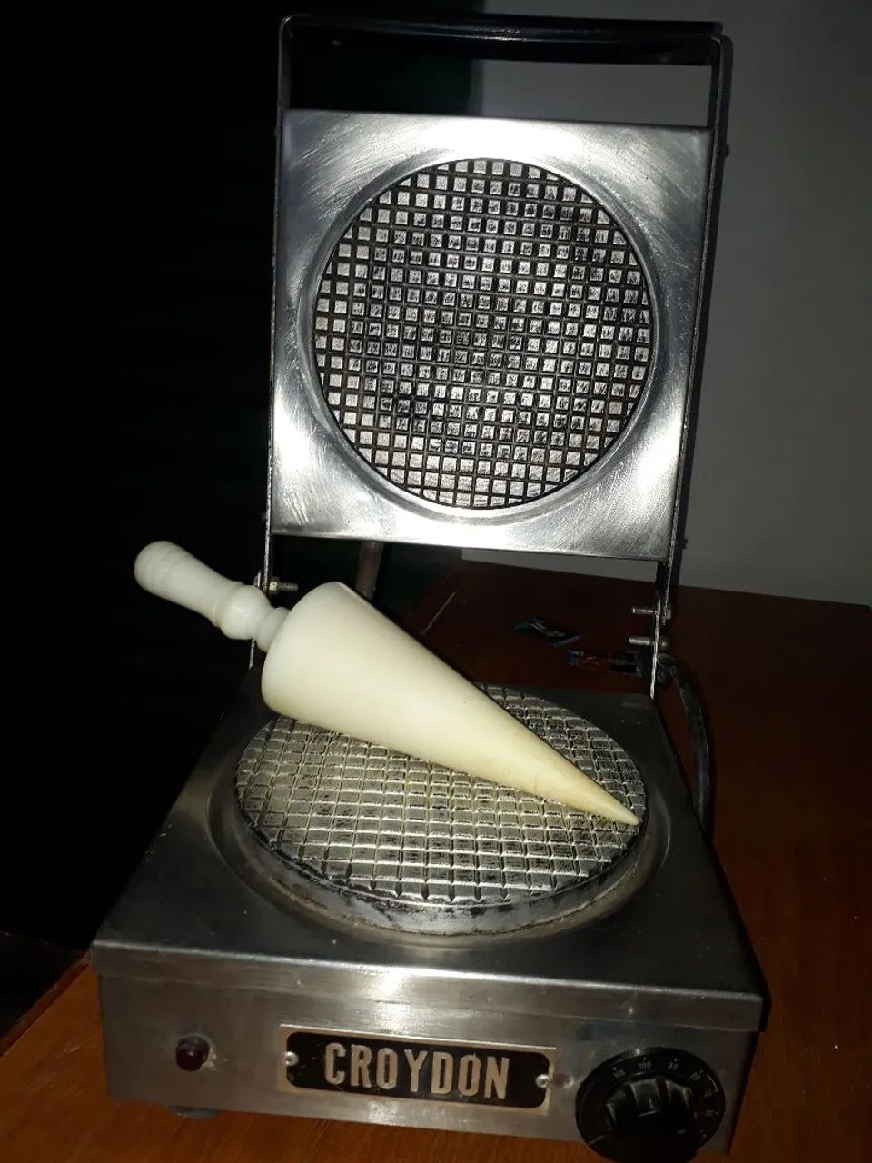 Máquina de fazer cones para sorvete Croydom