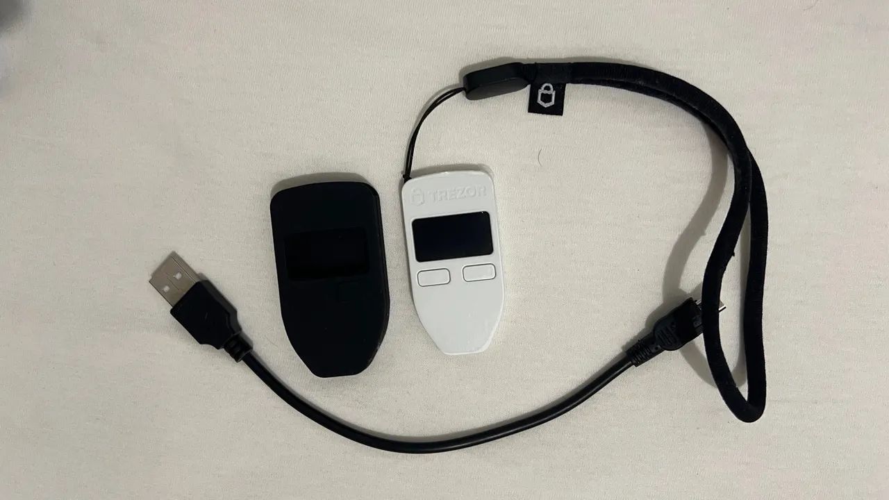 Carteira de Criptomoedas Trezor One Branca - Original, com Capinha e Cabo USB