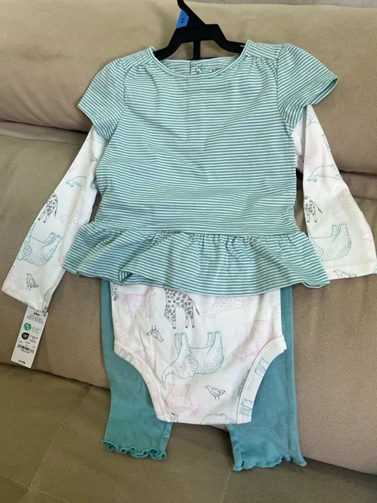 Kit de 3 peças da Carter's com body, blusa e calça. Imperdível!!!