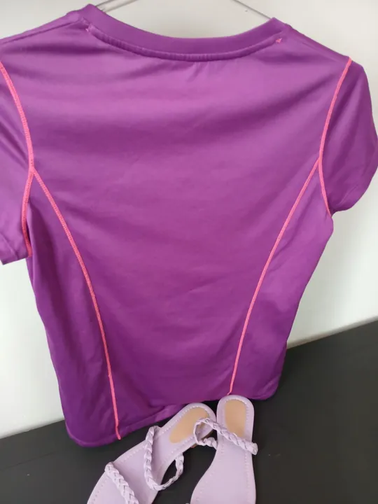 Camiseta Feminina Roxa + sandália nova (37)