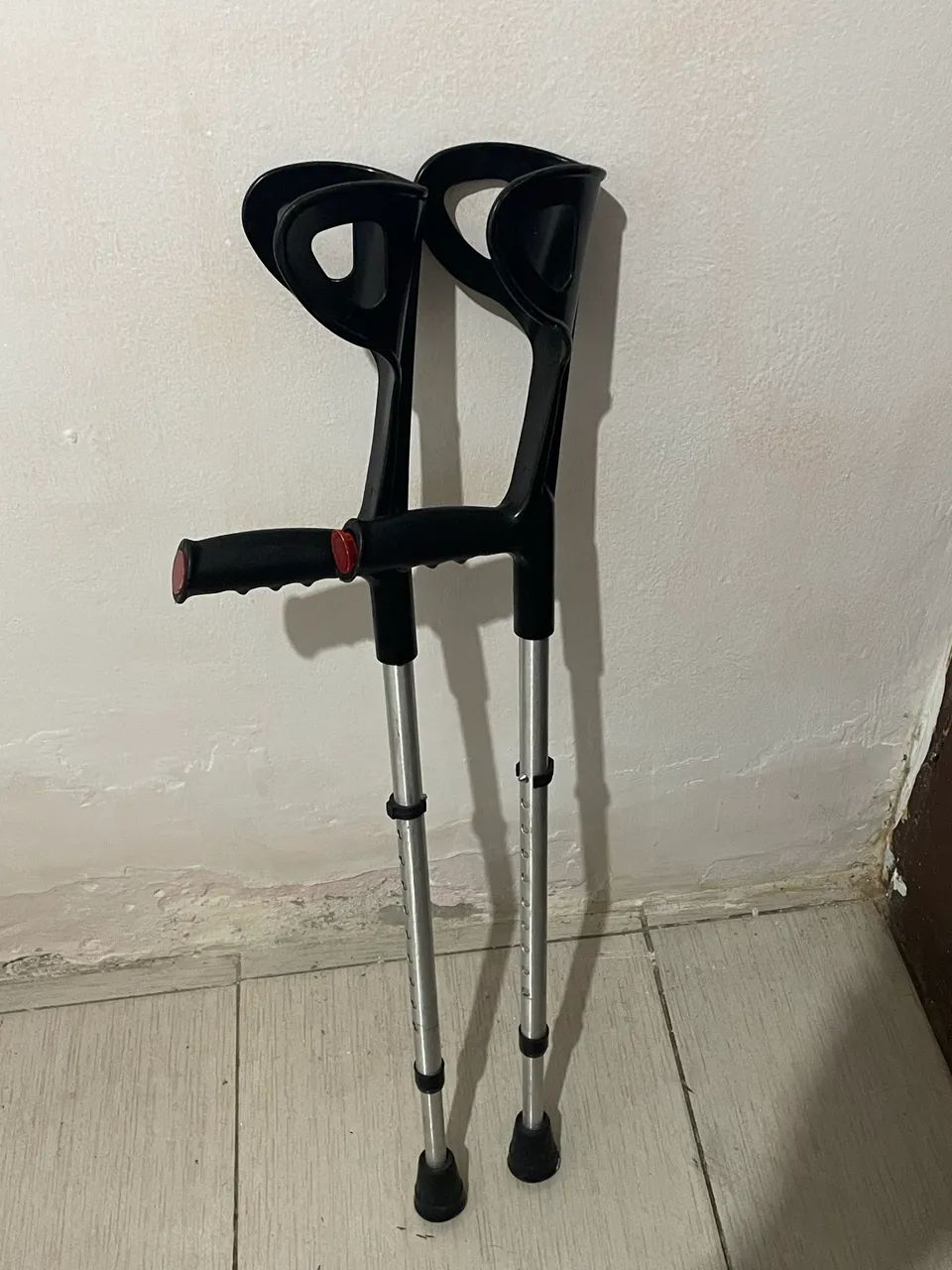 Vende par de muletas  com regulagem,com pouco tempo de uso só 100 reais , chamaaaa - Foto 2