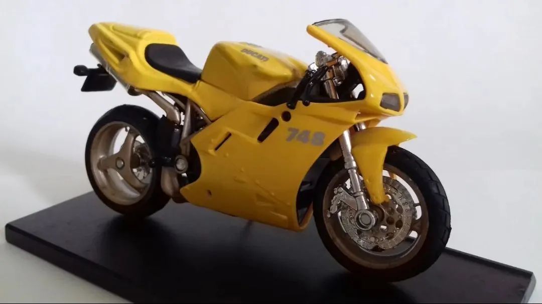 Miniatura Ducati 748 - Colecionador - Foto 4