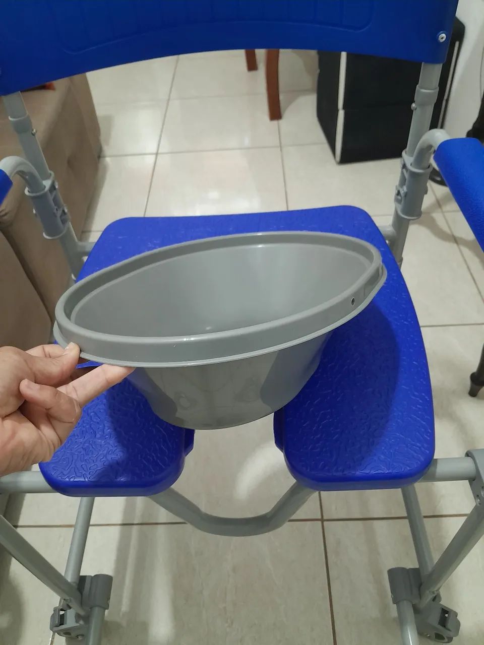 Cadeira de Banho com Rodas - Ideal para Idosos e Pessoas com Mobilidade Reduzida - Foto 4