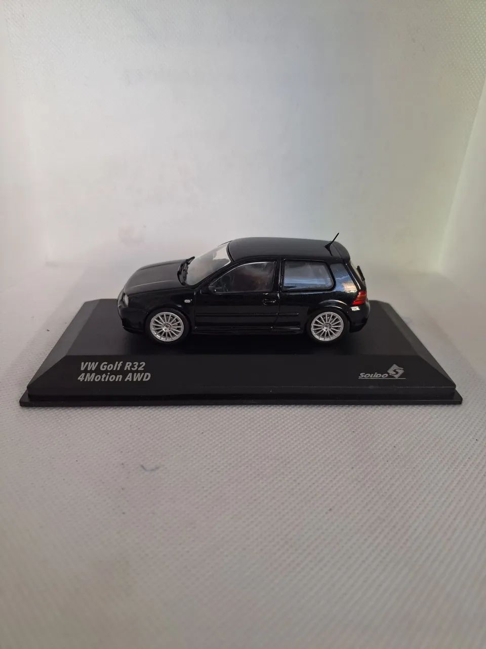 Miniatura VW Golf R32 Preta - Escala 1/43 - Solido - Hobbies e