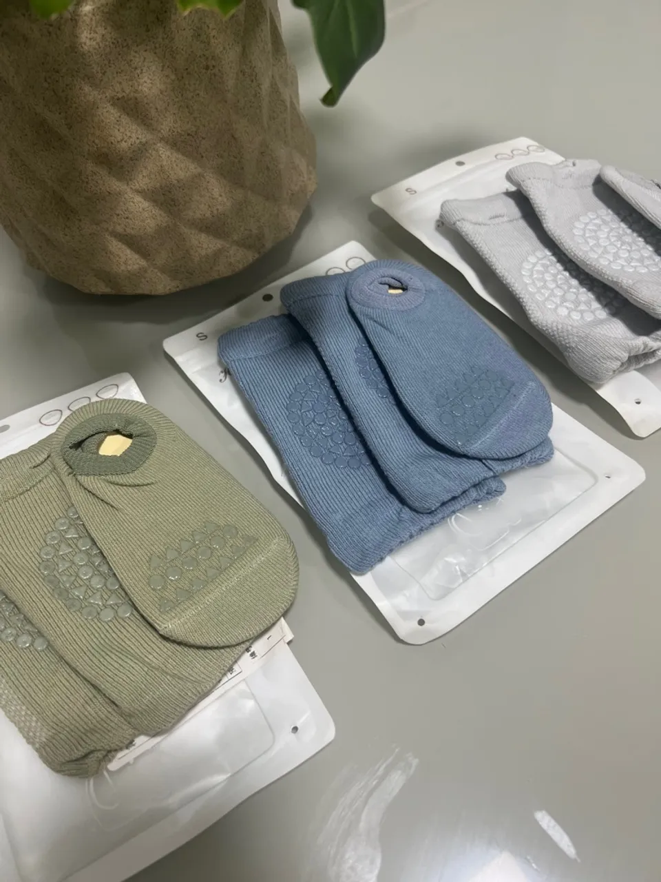 Kit Meias antiderrapantes e joelheiras