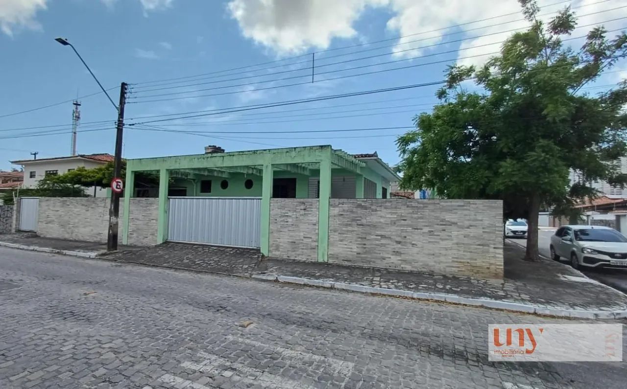 Casa com 5 quartos e piscina, super bem localizada no bairro dos Estados