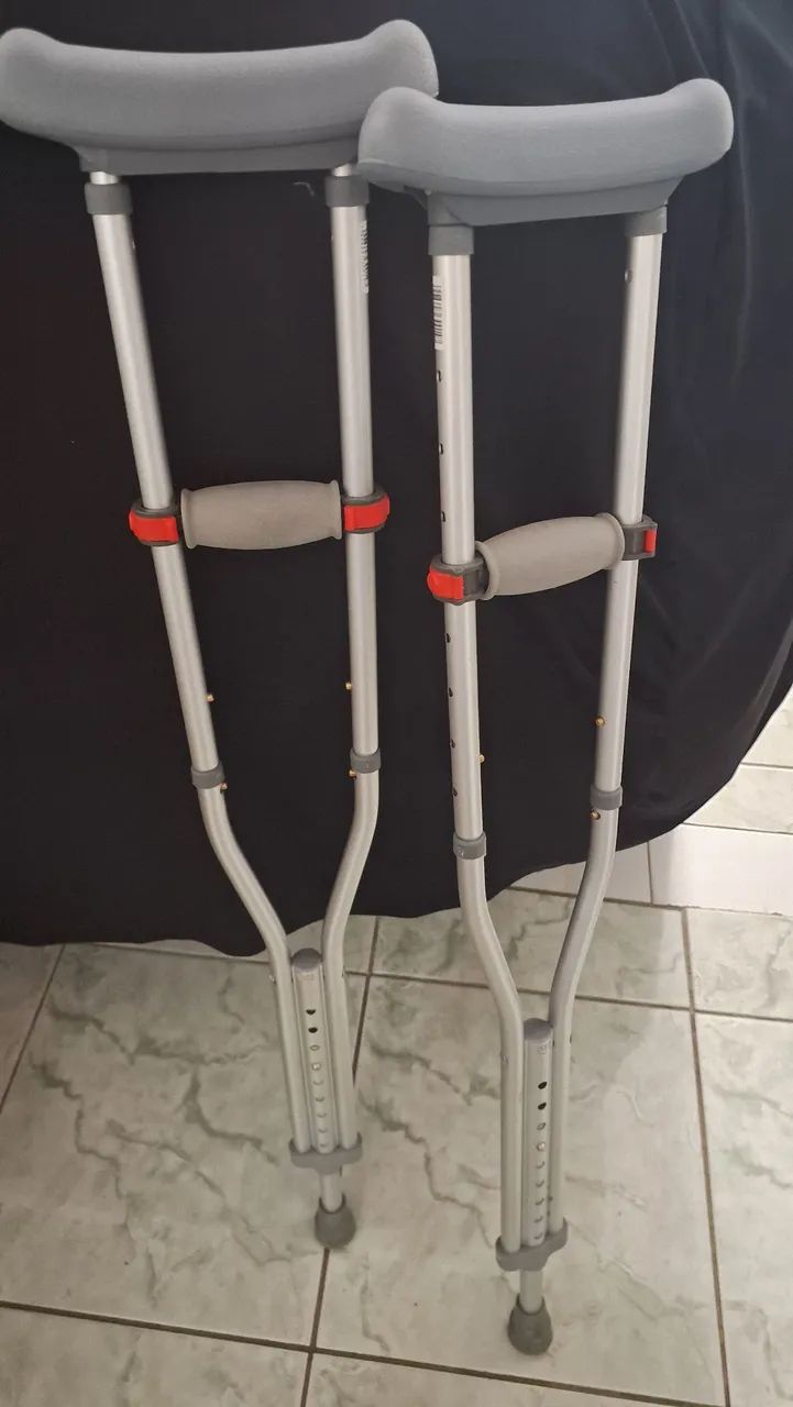 Um par de amuleta axilar ajustável 