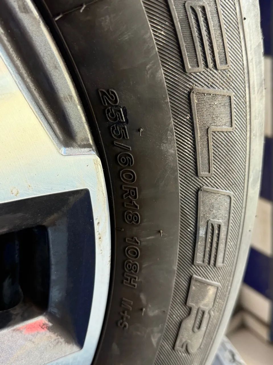 PNEU BRIDGESTONE DUELER H/T 684 II 255/60 R18 108H - Foto 2