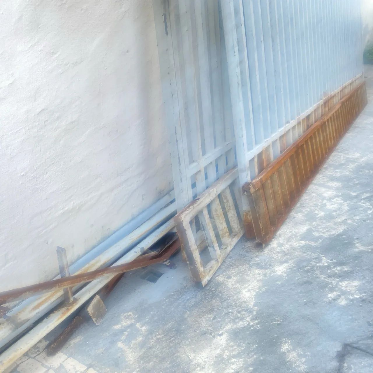Vendo dois Super portões  de ferro 6.40 de largura por 4 de altura.  - Foto 2