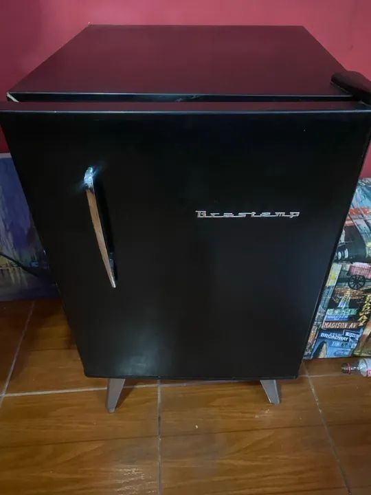 Frigobar Brastemp retrô preto