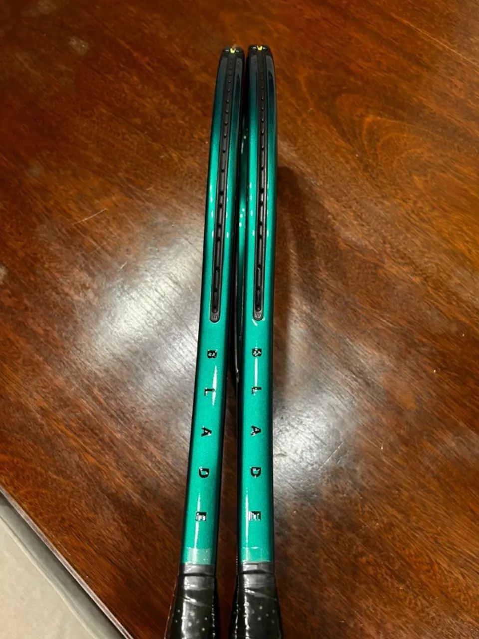 Raquete Wilson H22 18x20 PRO STOCK - Esportes de Quadra e Ao Ar