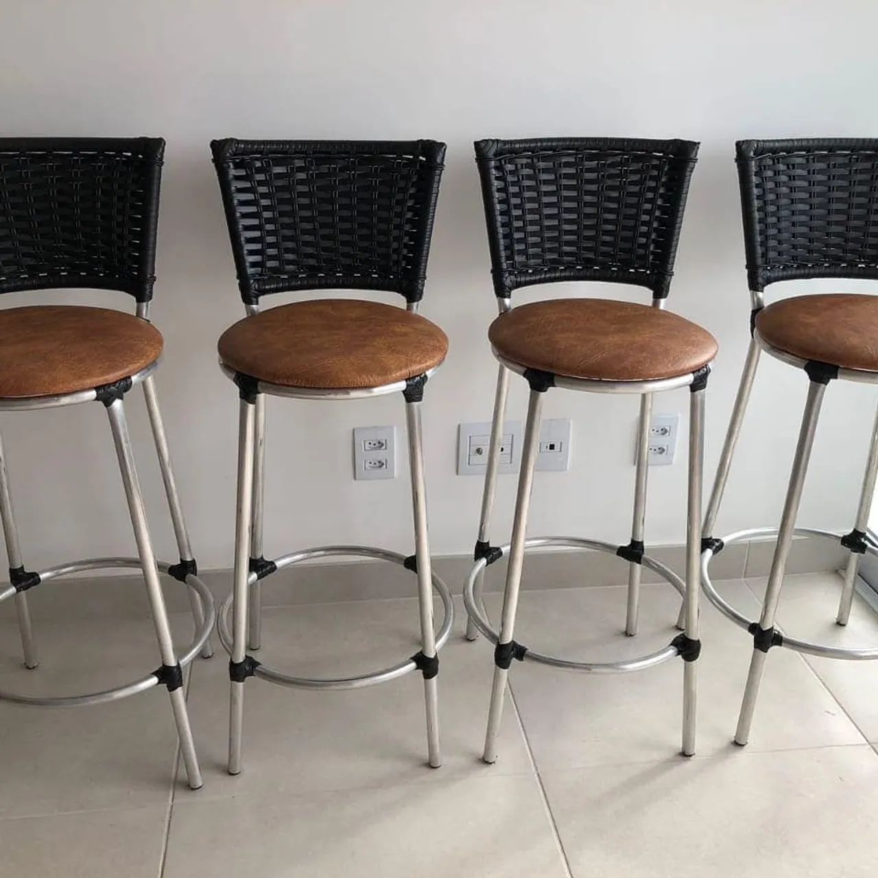 Banquetas Altas com Design Moderno.