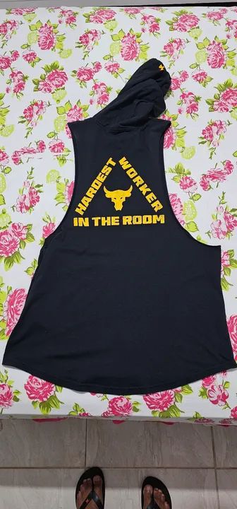 Camiseta Regata com Capuz Under Armour- Hardest Worker - Foto 2