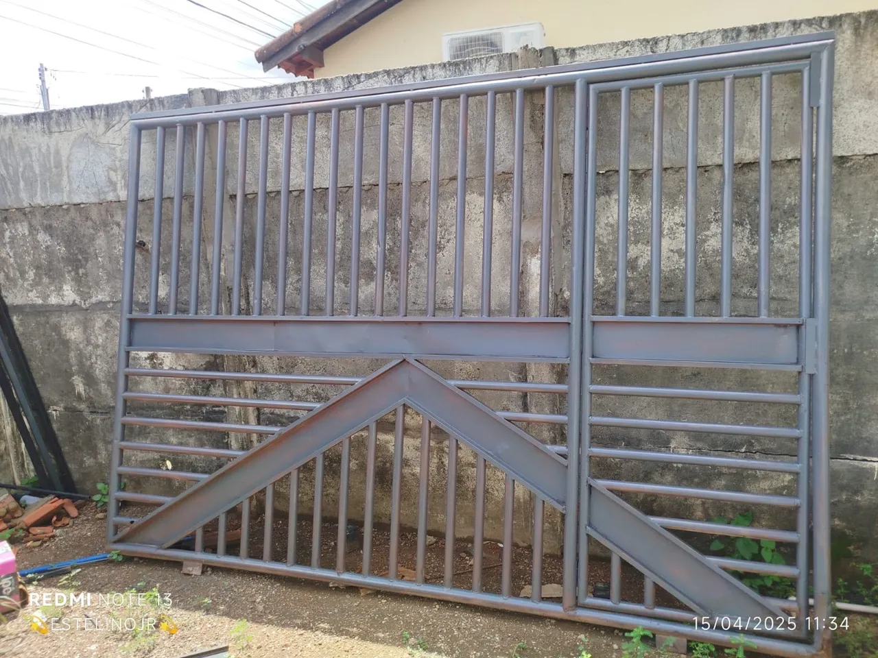 Portão de ferro resistente e seguro