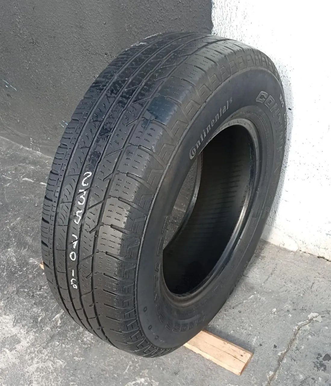 Pneu Continental 235/70 R16 semi-novo  - Foto 3
