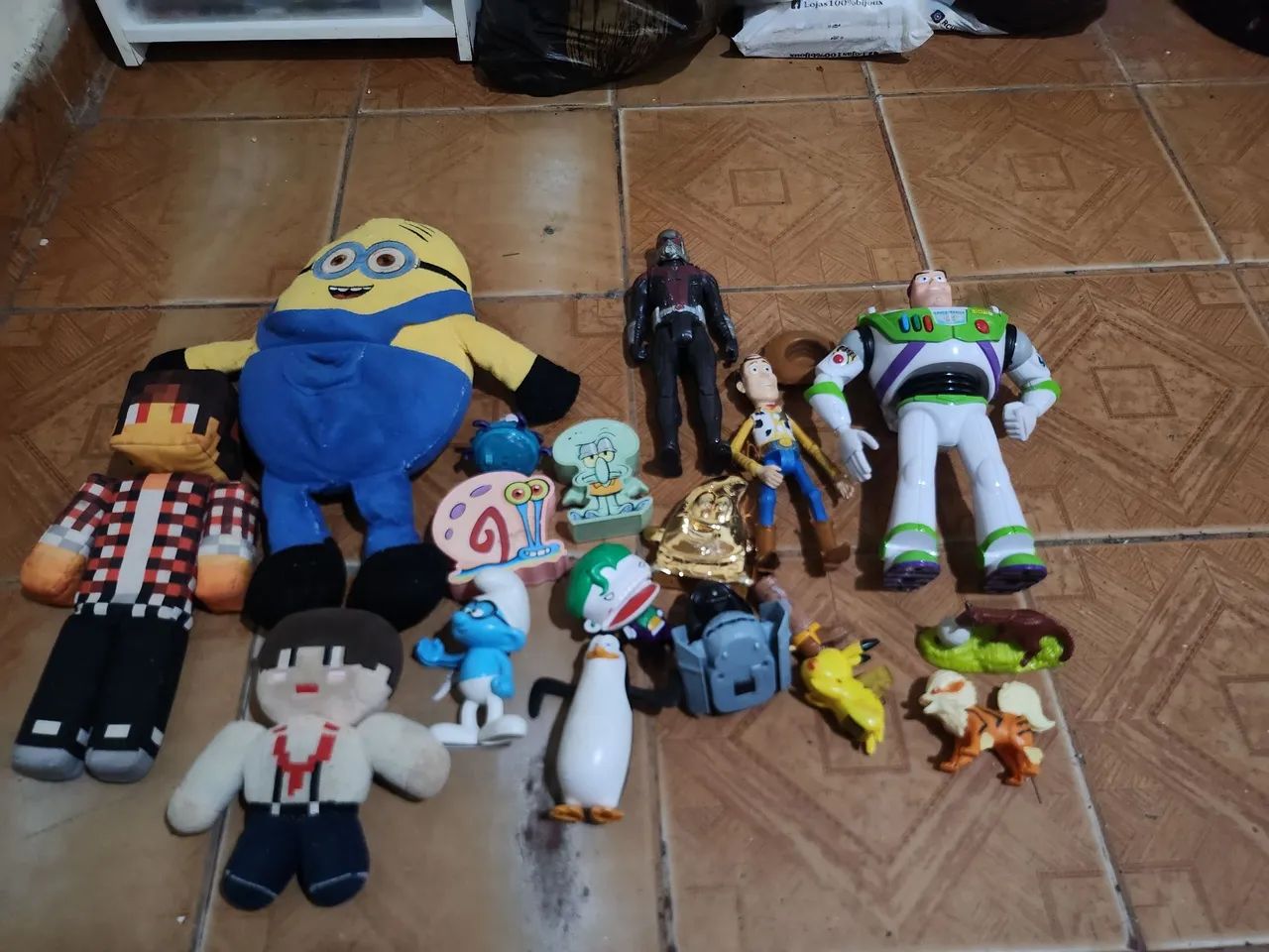 Vendo brinquedos por 150 pois tenho buzz lightyer raro e woody tambem a maioria novo - Foto 6