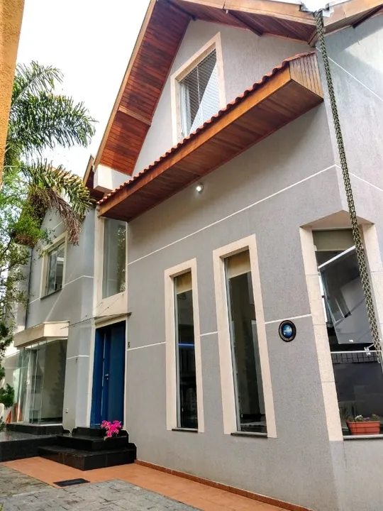 AMPLA CASA TRIPLEX EM COND FECHADO NO SÃO LOURENÇO