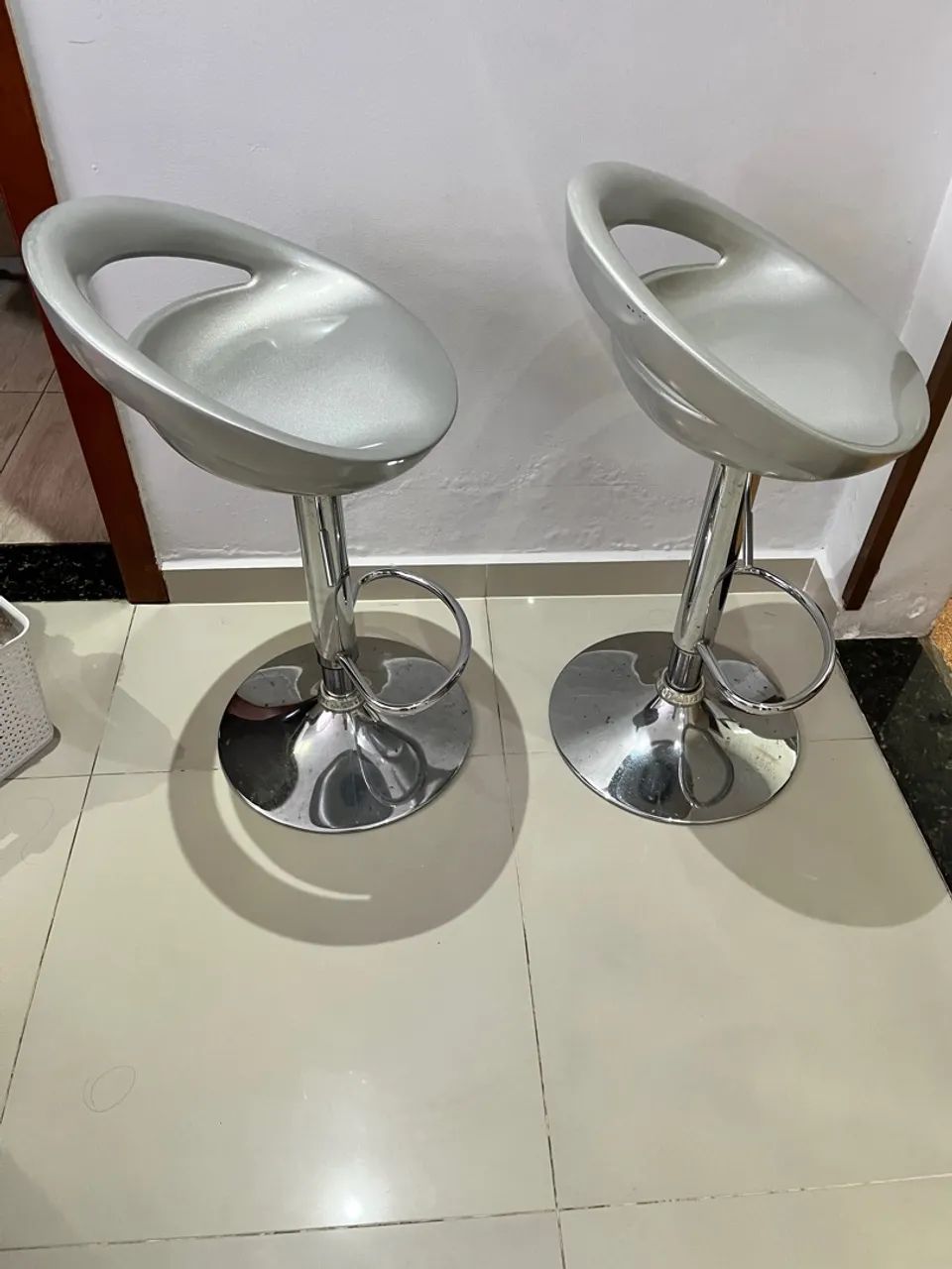 2 Banquetas Modernas Cromadas - Design Elegante