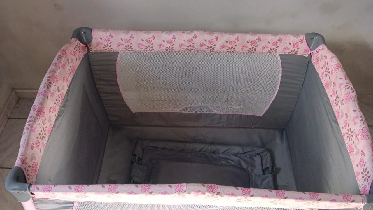 Cercadinho portátil rosa com tela
