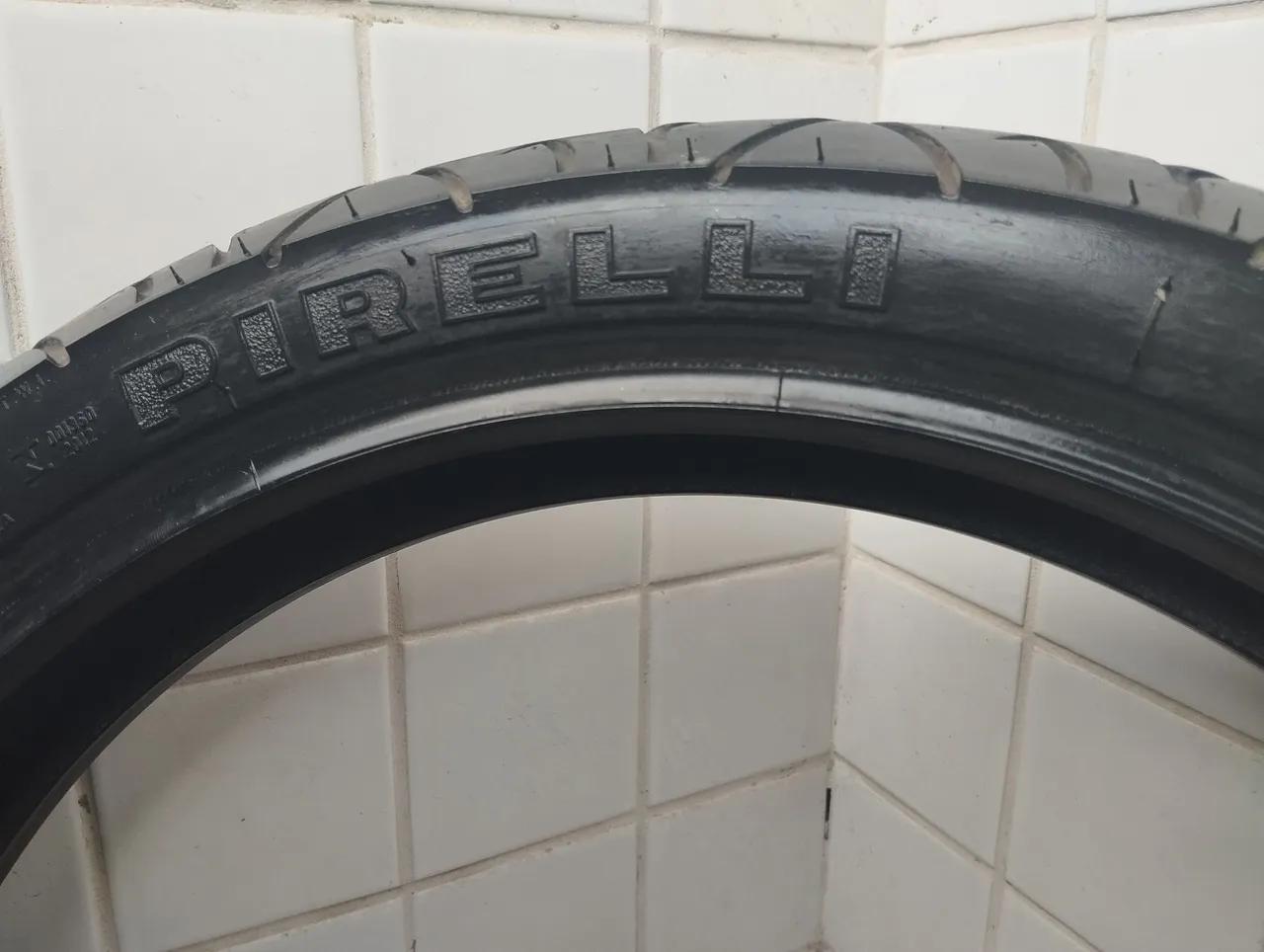 Pneu dianteiro Pirelli 100/80/17 pra Fazer 250 e outras motos