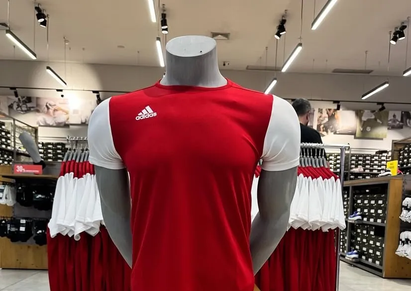 Camiseta Adidas Esportiva Vermelha com Detalhes Brancos