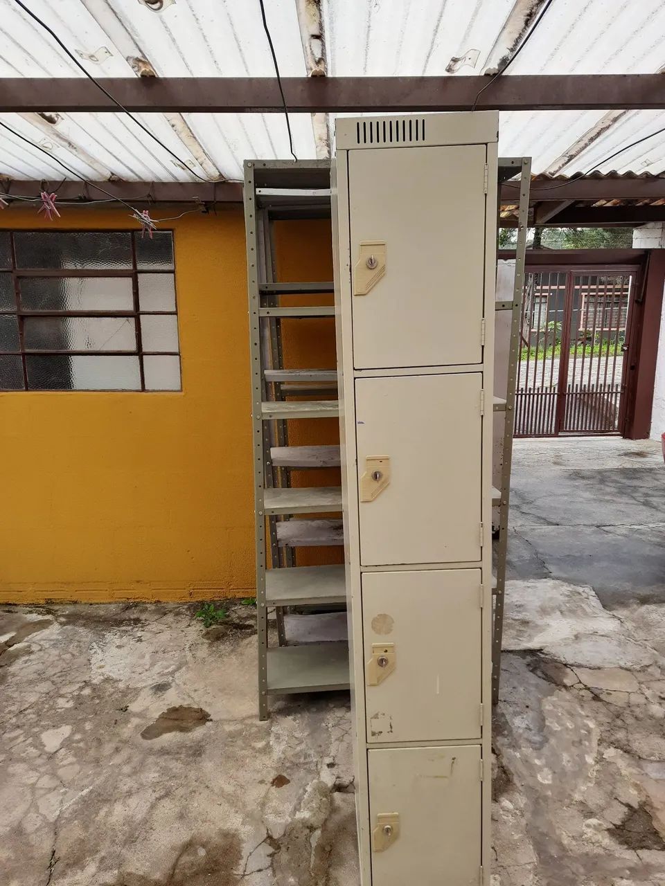 Vendo armário de aço usado 4 portas com chaves  valor 370,00 cada [ entrego com taxa ]
