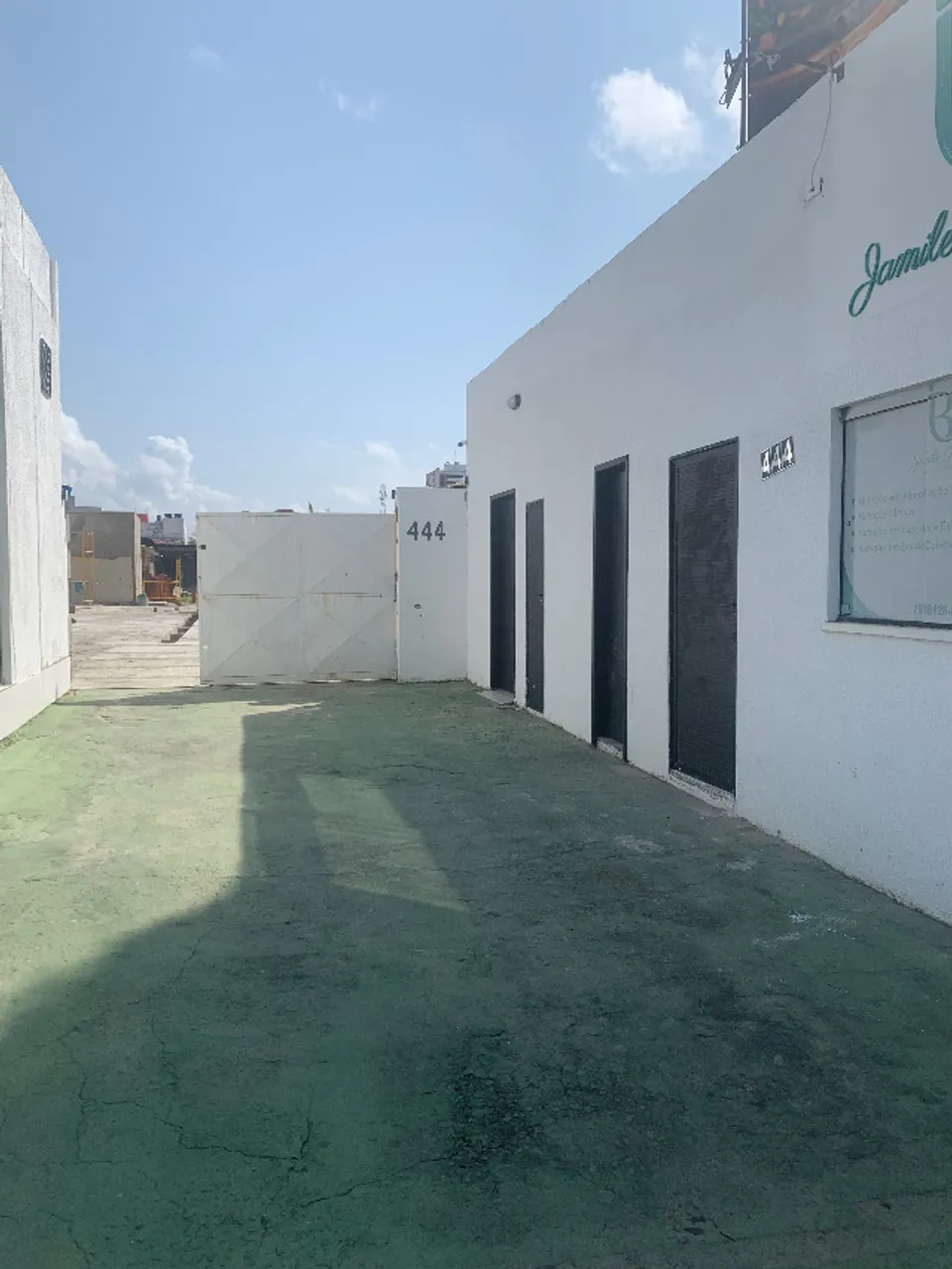 Alugam-se Salas Comerciais e Apartamentos.