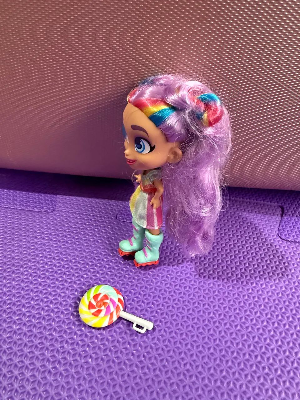Boneca Hairdorables Rayne com pirulito - Foto 4