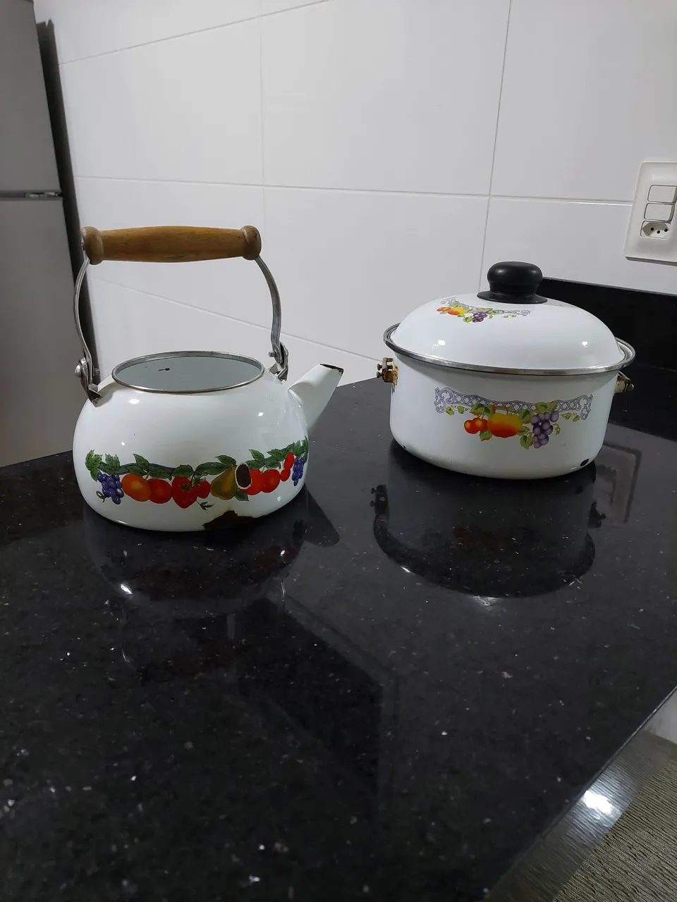 Conjunto de chaleira e panela esmaltada retrô