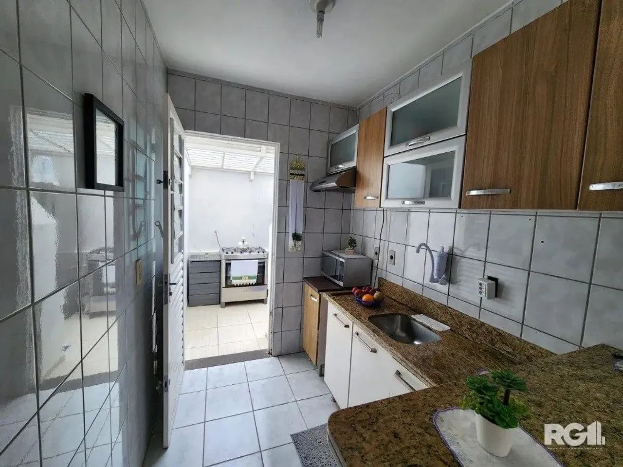 Uma bela casa muito ensolarada de 3 pisos com dois quartos e sótão. Vaga para um carro. Pl - Foto 5