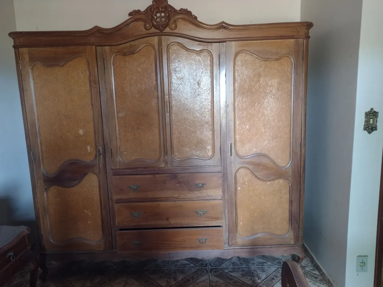 Guarda-Roupa Clássico em Madeira